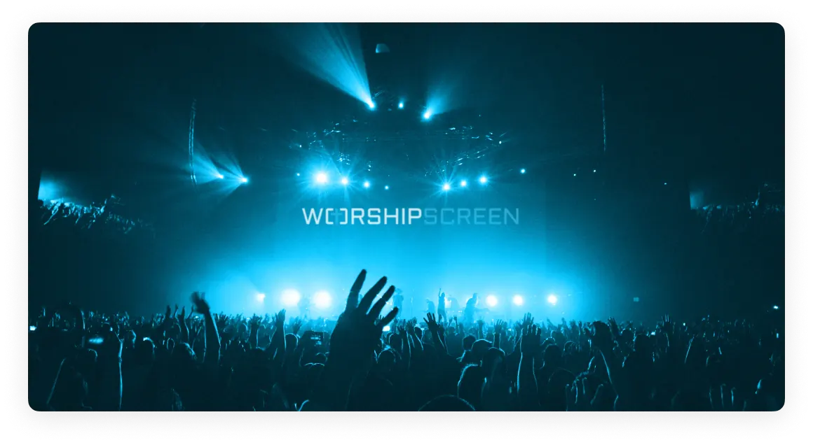 Логотип WorshipScreen над громадою з піднятими руками та синім сценічним освітленням