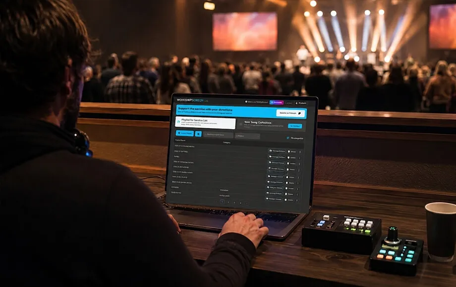 Волонтер керує плейлістом служіння у WorshipScreen на ноутбуці під час богослужіння